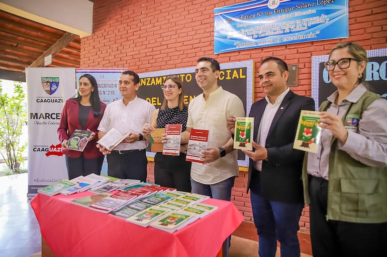 El Gobernador de Caaguazú, Marcelo Soto y la primera dama departamental, Laursa Samudio (centro)  con autoridades educativas en el lanzamiento del Concurso Los Cuentos del Aguara´i.