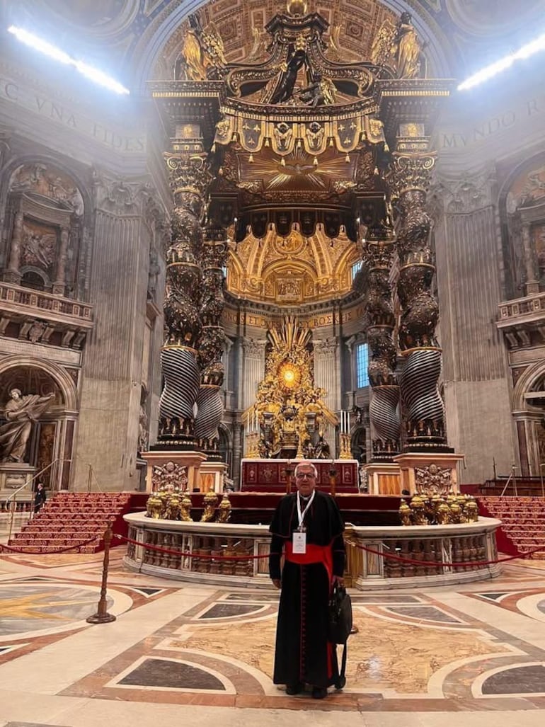 El cardenal Adalberto Martínez, arzobispo de Asunción, posa frente al altar mayor de  la Basílica de San Pedro, en la Ciudad del Vaticano.