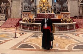 El cardenal Adalberto Martínez, arzobispo de Asunción, posa frente al altar mayor de la Basílica de San Pedro, en la Ciudad del Vaticano.