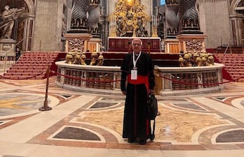 El cardenal Adalberto Martínez, arzobispo de Asunción, posa frente al altar mayor de la Basílica de San Pedro, en la Ciudad del Vaticano.