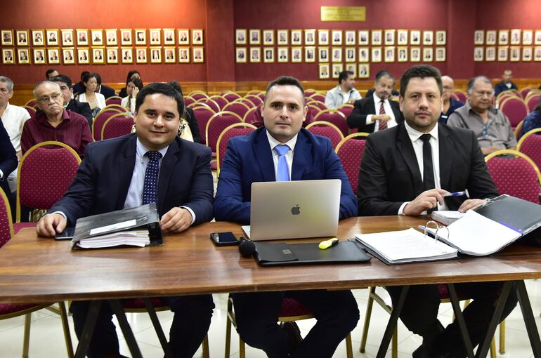 El fiscal Silvio Corbeta (centro), de la Unidad Especializada en Delitos Económicos y Anticorrupión (Udea), con los asistentes fiscales Leonardo Giménez y Guillermo Samaniego.