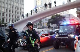 Agentes de policía se movilizan para hacer cumplir el toque de queda después de su entrada en vigor durante una protesta contra las redadas del ICE el 10 de junio de 2025 en Los Ángeles, California.
