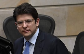 (ARCHIVO) El senador colombiano y precandidato presidencial Miguel Uribe observa tras la votación en el Senado en contra del referéndum sobre la reforma laboral impulsada por el presidente colombiano Gustavo Petro en Bogotá, el 14 de mayo de 2025. El hombre acusado del asesinato del precandidato presidencial colombiano Miguel Uribe fue arrestado en Argentina.