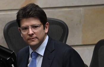 (ARCHIVO) El senador colombiano y precandidato presidencial Miguel Uribe observa tras la votación en el Senado en contra del referéndum sobre la reforma laboral impulsada por el presidente colombiano Gustavo Petro en Bogotá, el 14 de mayo de 2025. El hombre acusado del asesinato del precandidato presidencial colombiano Miguel Uribe fue arrestado en Argentina.