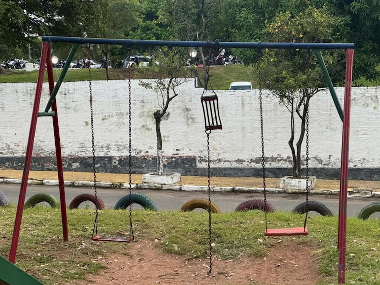Juegos infantiles en total deterioro en la plaza Rodríguez de Francia de Asunción.