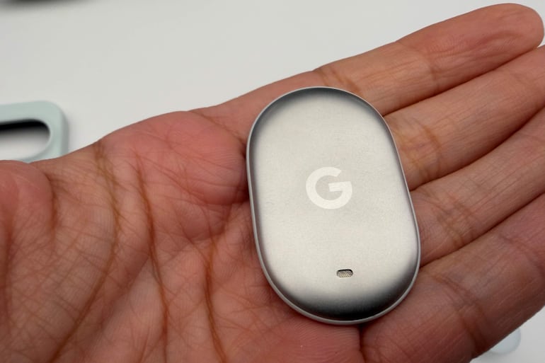 Una persona sostiene el Google Pixel Tag, un localizador que cuenta con certificación IP67 de resistencia al agua y al polvo, durante una presentación previa de sus nuevos productos este martes, en el marco de 'Made by Google' en Nueva York (Estados Unidos). 