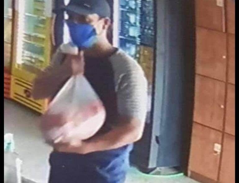 Captura de un video circuito cerrado en dónde se le ve a Jorge Omar Franco Dávalos (41), robando productos cárnicos.