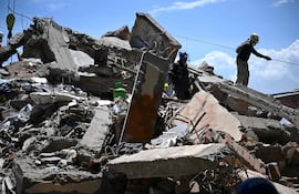 Rescatistas trabajan sobre los escombros de un edificio derrumbado en Cali.