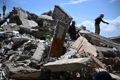 Rescatistas trabajan sobre los escombros de un edificio derrumbado en Cali.
