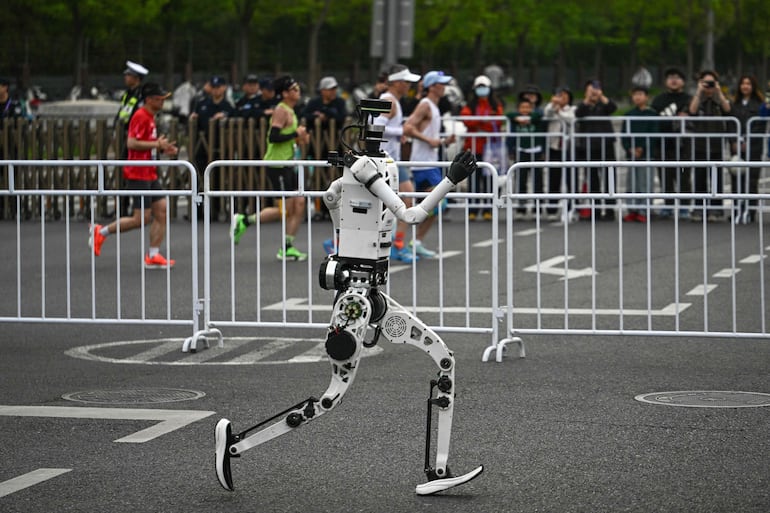 Un robot corre en la segunda Beijing E-Town Half Marathon and Humanoid Robot Half Marathon en Beijing el 19 de abril de 2026.