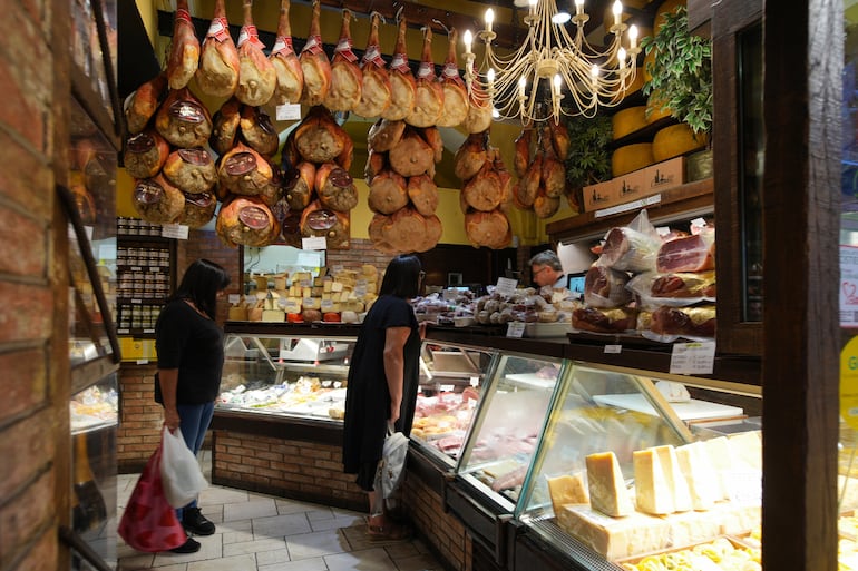 Tiendas en la Via Pescherie Vecchie, Bolonia, Italia.