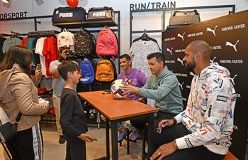Rodrigo Muñoz (en el fondo), Néstor Camacho (con la pelota), golero y delantero de Guaraní, y Rhuan Dos Santos, arquero de Resistencia, en un pasaje del emotivo encuentro con los hinchas.