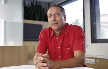 GRAF6877. MADRID, 11/08/2025.- El presidente de RSF España, Alfonso Bauluz, durante una entrevista con EFE en la que consideró que desde Israel "no toleran la presencia de periodistas internacionales" en territorios palestinos "porque no quieren testigos". Reporteros sin Fronteras (RSF) denunció este lunes el "asesinato" por el Ejército israelí de seis profesionales de los medios alcanzados por un bombardeo cerca del hospital al Shifa de Gaza en lo que considera un "ataque deliberado" contra el periodista de Al Jazeera Anas al Sharif, acusado "sin pruebas" de terrorismo. EFE/Ballesteros