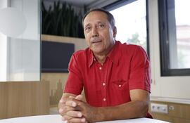 GRAF6877. MADRID, 11/08/2025.- El presidente de RSF España, Alfonso Bauluz, durante una entrevista con EFE en la que consideró que desde Israel "no toleran la presencia de periodistas internacionales" en territorios palestinos "porque no quieren testigos". Reporteros sin Fronteras (RSF) denunció este lunes el "asesinato" por el Ejército israelí de seis profesionales de los medios alcanzados por un bombardeo cerca del hospital al Shifa de Gaza en lo que considera un "ataque deliberado" contra el periodista de Al Jazeera Anas al Sharif, acusado "sin pruebas" de terrorismo. EFE/Ballesteros