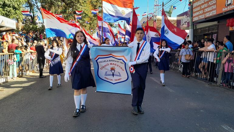 Estudiantes de la localidad de Ñemby desfilan con orgullo en este nuevo aniversario del distrito.