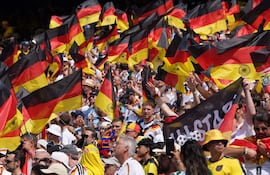 Aficionados de Alemania animan este jueves, previo a un partido del grupo E del Mundial de la FIFA 2026 entre Ecuador y Alemania en el estadio MetLife de Nueva Jersey (Estados Unidos).
