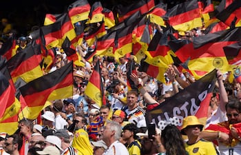 Aficionados de Alemania animan este jueves, previo a un partido del grupo E del Mundial de la FIFA 2026 entre Ecuador y Alemania en el estadio MetLife de Nueva Jersey (Estados Unidos).