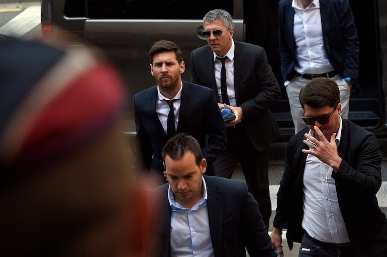 Lionel Messi y su padre, Jorge Messi (detrás)