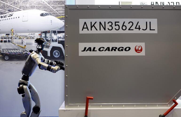 Un robot empuja un contenedor de equipaje ante los asistentes al 'Japan Drone 2026', la mayor feria de drones del país, que abrió sus puertas este miércoles en la ciudad japonesa de Chiba con más de 300 empresas y el objetivo de integrar los robots en el mundo laboral ante la escasez de mano de obra. 