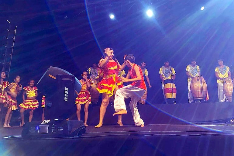 La danza, a ritmo de tamboriles, se transmite de generación en generación.