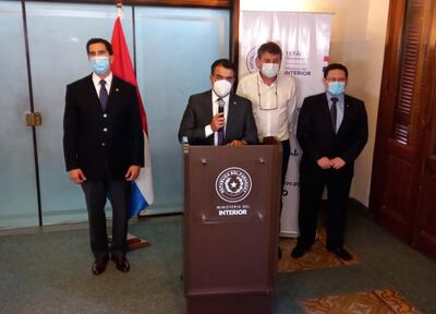 El ministro del Interior, Federico González, el ministro de Hacienda, Óscar Llamosas, el titular de Petropar, Denis Lichi y el viceministro de la Subsecretaría de Estado de Tributación (SET), Óscar Orué.