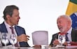 El presidente de Brasil, Luiz Inácio Lula da Silva (d), habla con su ministro de Hacienda, Fernando Haddad.