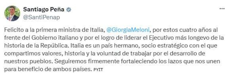 Texto de Twitter en pantalla que expresa felicitaciones de Santiago Peña a Giorgia Meloni con ambiente profesional.
