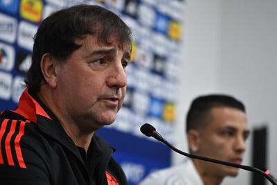 El entrenador de la selección Colombia de fútbol, Néstor Lorenzo (i), habla junto al jugador Kevin Castaño, en una rueda de prensa previo a los entrenamientos preparatorios para el partido contra Brasil este miércoles, en Brasilia (Brasil). Lorenzo afirmó que confía en que el jueves ante Brasil puedan volver a recuperar el nivel de juego que llevó al equipo a la final de la Copa América de 2024.