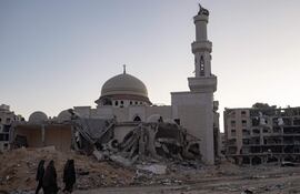 Según datos de las autoridades gazatíes, al menos 183 centros que acogen a desplazados, incluidas 163 escuelas, han sido atacadas por Israel desde que comenzó la guerra. Más de 1.000 personas han muerto en estos ataques/EFE/EPA/HAITHAM IMAD