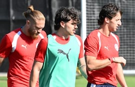 Matías Galarza (derecha), Mauricio Prado e Isidro Pitta, selección paraguaya, durante el entrenamiento del miércoles de la selección paraguaya.