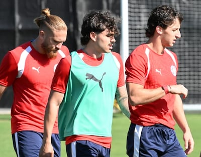Matías Galarza (derecha), Mauricio Prado e Isidro Pitta, selección paraguaya, durante el entrenamiento del miércoles de la selección paraguaya.