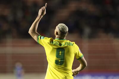 Richarlison de Brasil celebra luego de anotar un gol hoy, durante un partido de las eliminatorias sudamericanas para el Mundial de Catar 2022 entre Bolivia y Brasil, en el estadio Hernando Siles en La Paz (Bolivia).