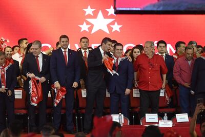 El presidente Santiago Peña abraza a Horacio Cartes, quien está rodeado de su más leales: senador Antonio Barrios y el vice Alliana.