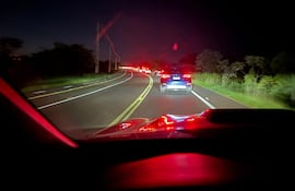 Entrada la noche continúan las largas filas y demora en el peaje Ecovía de la ruta Luque Sanber.