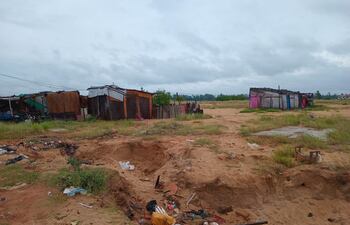 Las familias sobreviven con sus casas de madera terciada y chapas.