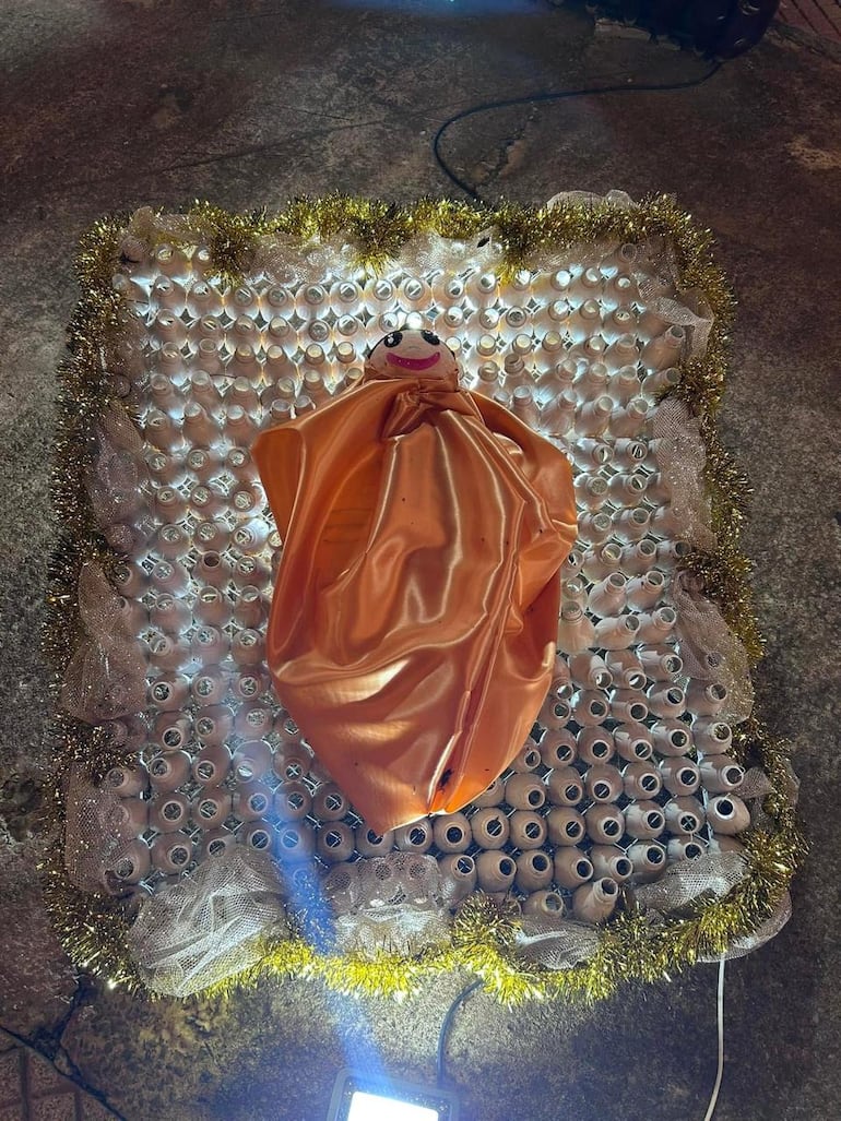 Cada figura del pesebre está elaborada con botellas recicladas.