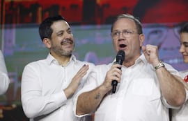 El candidato a la intendencia de Asunción por el partido Asociación Nacional Republicana, Camilo Pérez (d), habla durante un evento al ganar las elecciones primarias este domingo, en Asunción.