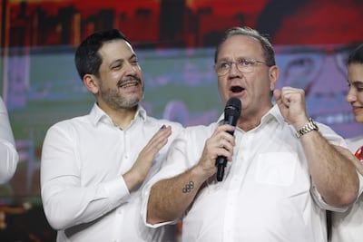 El candidato a la intendencia de Asunción por el partido Asociación Nacional Republicana, Camilo Pérez (d), habla durante un evento al ganar las elecciones primarias este domingo, en Asunción.