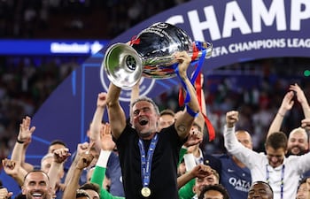 El director técnico español del París Saint-Germain, Luis Enrique (C), levanta el trofeo mientras celebra con sus jugadores tras ganar el partido final de la Liga de Campeones de la UEFA entre el París Saint-Germain (PSG) y el Arsenal FC en el Puskás Aréna en Budapest.
