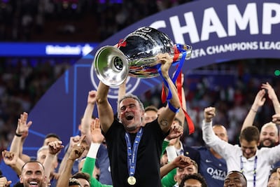 El director técnico español del París Saint-Germain, Luis Enrique (C), levanta el trofeo mientras celebra con sus jugadores tras ganar el partido final de la Liga de Campeones de la UEFA entre el París Saint-Germain (PSG) y el Arsenal FC en el Puskás Aréna en Budapest.