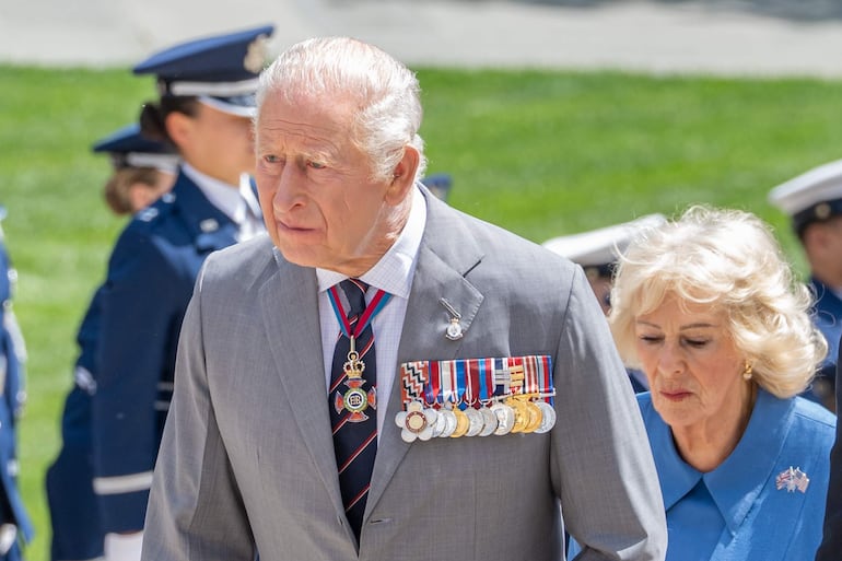 El rey Carlos III de Inglaterra y la reina Camila participan en una ceremonia de ofrendas florales en el Cementerio Nacional de Arlington, en Arlington, Virginia, EE. UU.
