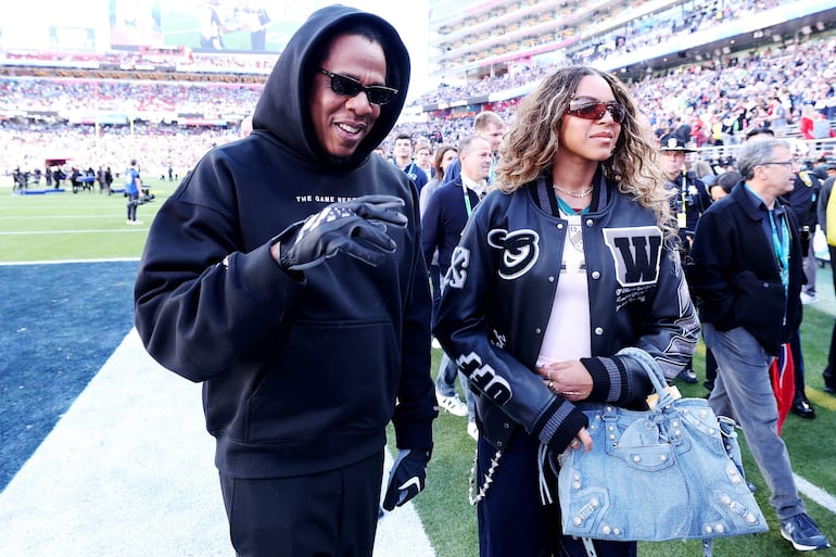 Jay-Z y su hija Blue Ivy Carter antes del inicio del Super Bowl LX entre los Seattle Seahawks y los New England Patriots en el Levi's Stadium. (Kevin C. Cox/Getty Images/AFP)
