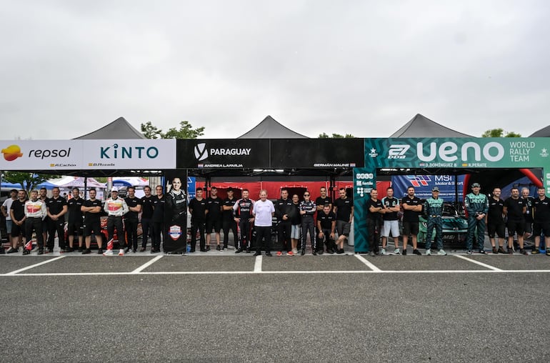Andrea Lafarja Bittar (centro) y Diego Domínguez Bejarano (derecha) antes de arrancar el Rally de Japón.