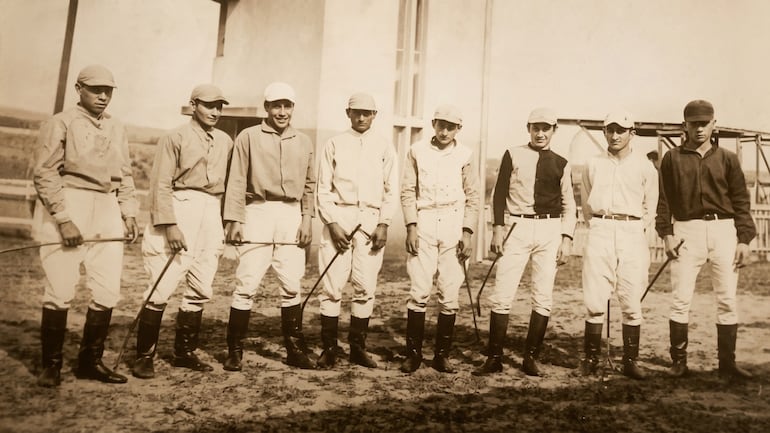 Maravillosa foto con los avezados jinetes: Agustín Rodríguez (i), Gabriel Gabaglio, Juan Arce, Arsenio Arce, Anselmo López, Felipe Sánchez, Darío Escurra y Milciades Martínez.