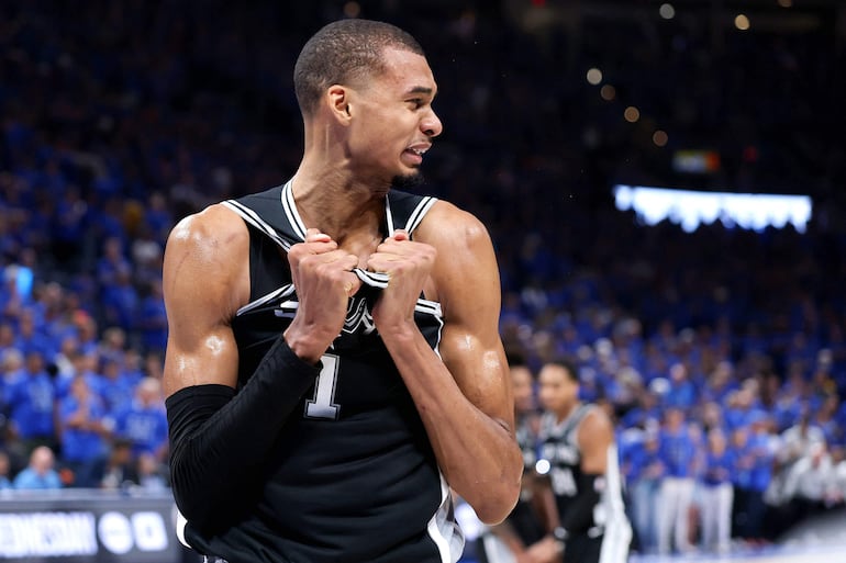El gigante francés Victor Wembanyama no puede contener el llanto tras la victoria en el Juego 7 de las finales de la Conferencia Oeste ante el Thunder en Oklahoma.