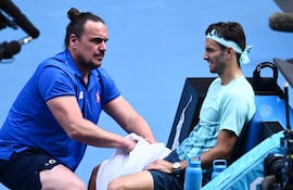 Lorenzo Musetti recibe atención médica en la cancha.