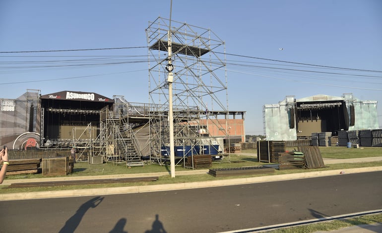 Los dos escenarios están ubicados uno al lado del otro, por lo que la gente deberá escoger en cuál ver a sus artistas favoritos.