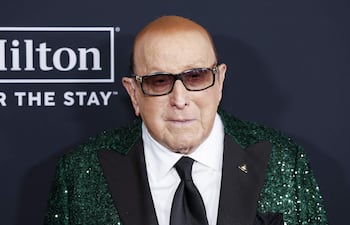 Fotografía de archivo del 31 de enero de 2026 que muestra al poderoso ejecutivo de la industria musical Clive Davis posando en la alfombra roja de la gala previa a los Premios Grammy en Los Ángeles, California (EE. UU.).