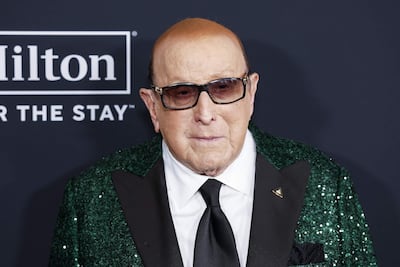 Fotografía de archivo del 31 de enero de 2026 que muestra al poderoso ejecutivo de la industria musical Clive Davis posando en la alfombra roja de la gala previa a los Premios Grammy en Los Ángeles, California (EE. UU.).