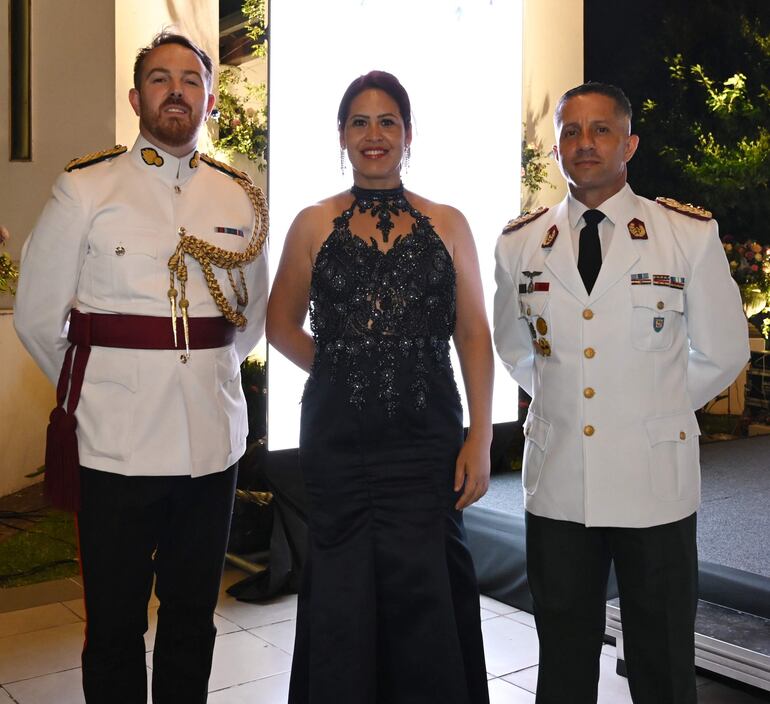 Mayor Lawrance Ward, Nilda Sosa de Sánchez y Cnel. Óscar Sánchez. 